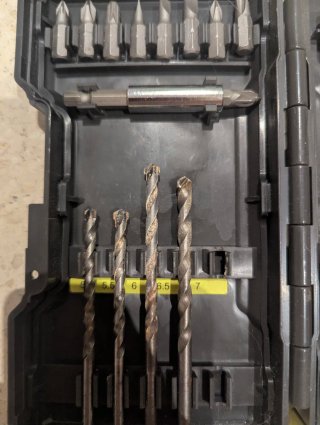 Taladro percutor RYOBI con cable y maletín