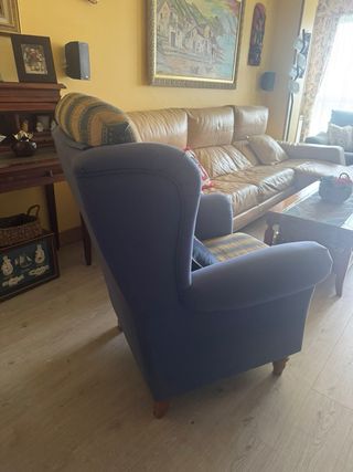 Sillón orejero azul y beige