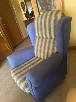 Sillón orejero azul y beige