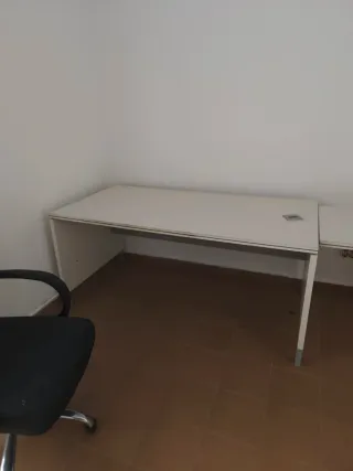 Escritorio blanco con cajonera