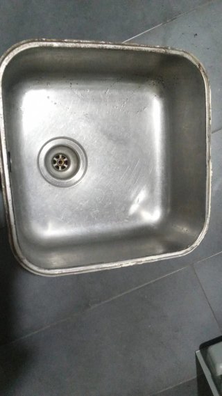 Fregadero de cocina rosa y plateado .