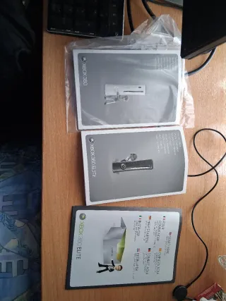 Xbox 360 con mando azul y juego Bayonetta