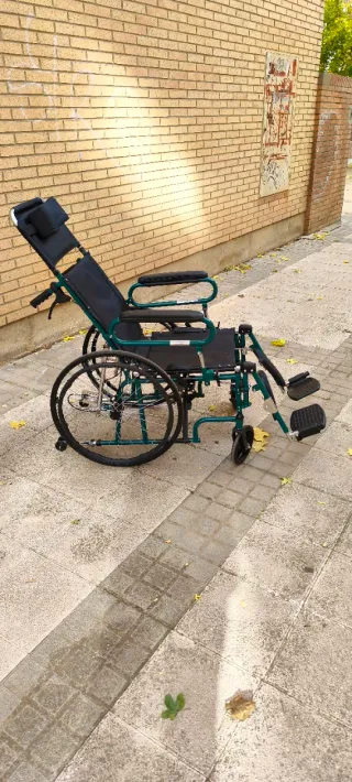 Silla de ruedas abatible y plegable