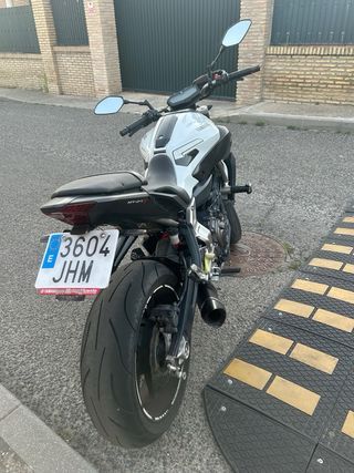 Yamaha MT-07 Blanca