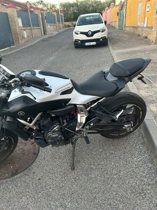 Yamaha MT-07 Blanca