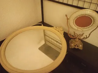 Espejo ovalado beige y marco decorativo dorado