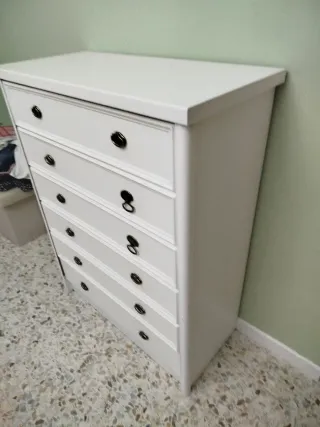 Cómoda blanca de madera