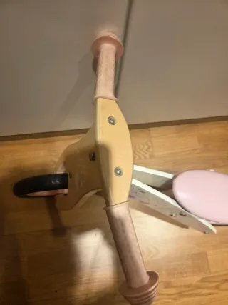 Bicicleta de madera para niña sin pedales
