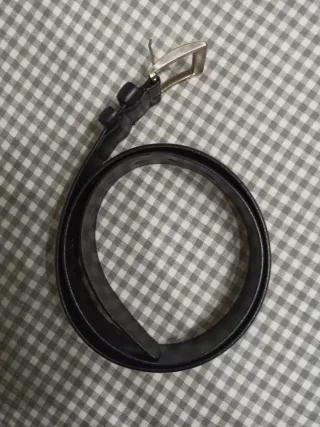 Cinturón de cuero negro