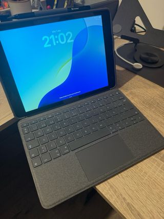 iPad 8ª Gen Grigio con Tastiera Logitech