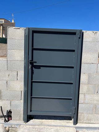 Puerta Peatonal y Corredera