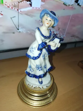 Figura de porcelana mujer con sombrero
