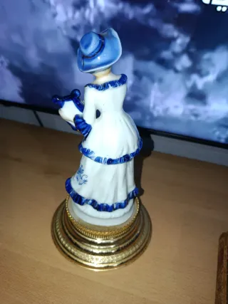 Figura de porcelana mujer con sombrero