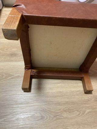 Escabel de madera maciza y cuero