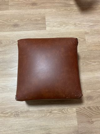 Escabel de madera maciza y cuero