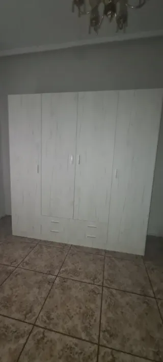 Armario blanco con puertas y cajones
