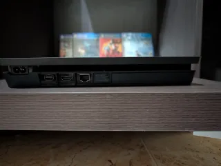 PS4 Slim Nera (uso minimo) + 4 Giochi