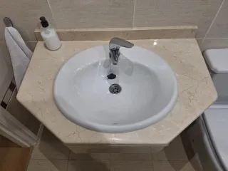 Lavabo de mármol y cerámica