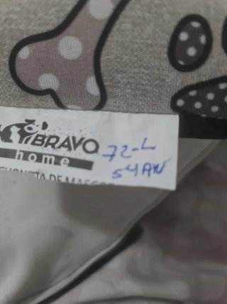 Cama para perro con estampado de huesos