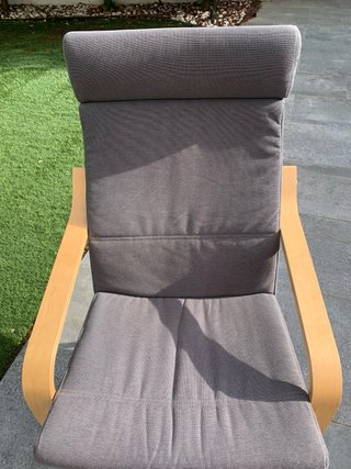 Silla Poäng madera y tela gris
