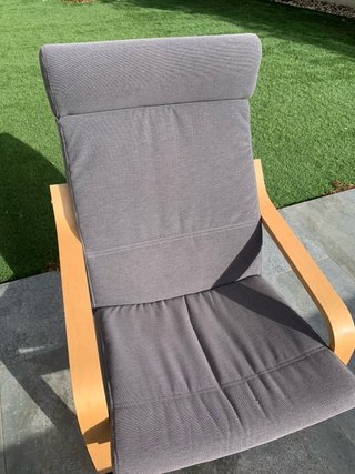 Silla Poäng madera y tela gris