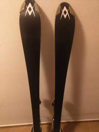 Esquís con fijaciones