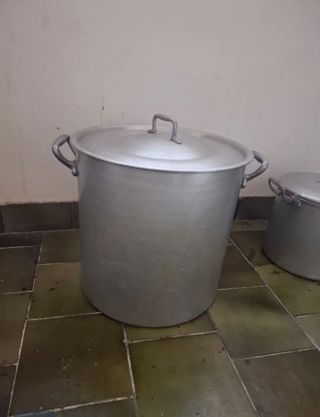 Grandi pentole in alluminio e acciaio inossidabile