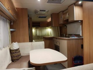 Caravana con salón y cocina