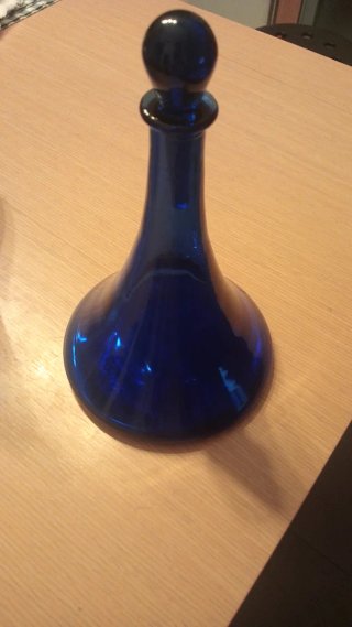Garrafa de vidro azul com tampa