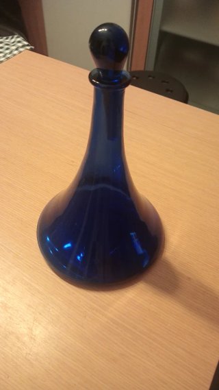 Garrafa de vidro azul com tampa