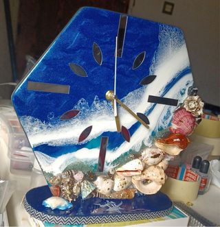 Reloj de Resina Epoxi con Plumas