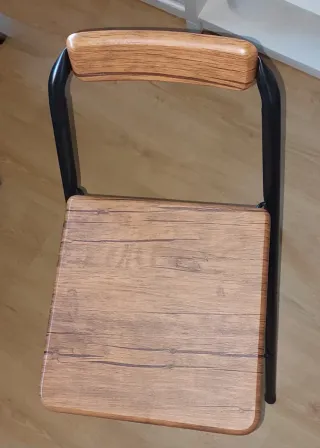 Silla o taburete con respaldo, plegable, alta.