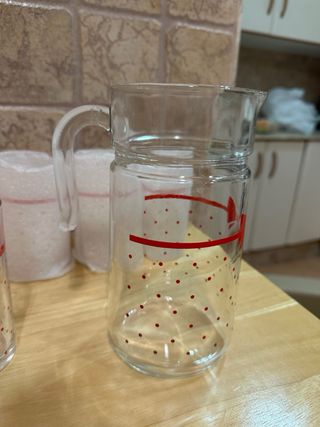 Juego de 6 vasos y jarra con lazos rojos
