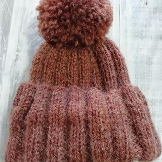 Gorro Unisex de lana marrón chocolate y pompón