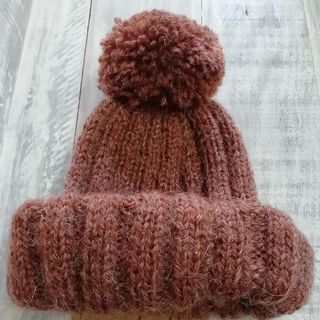 Gorro Unisex de lana marrón chocolate y pompón