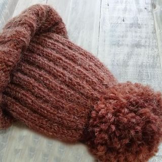 Gorro Unisex de lana marrón chocolate y pompón