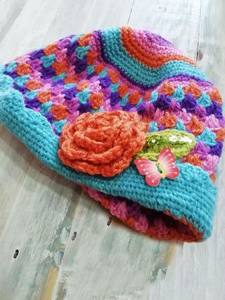 Gorro Arco Iris con Rosa aplicada Teen y Adultos