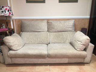 Sofá de 3 plazas beige.