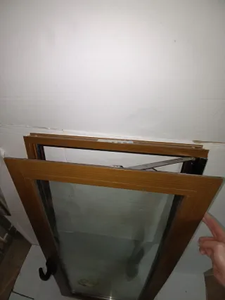 Ventana marrón oscilobatiente