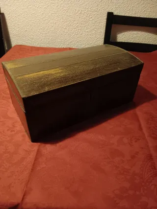 Cofre de madera y latón