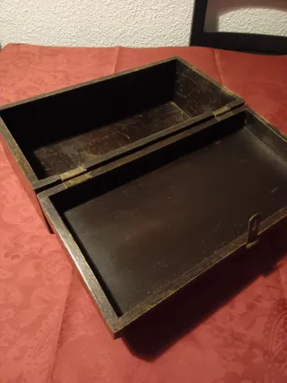 Cofre de madera y latón