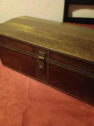 Cofre de madera y latón