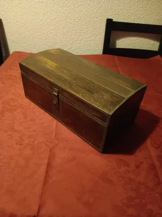 Cofre de madera y latón