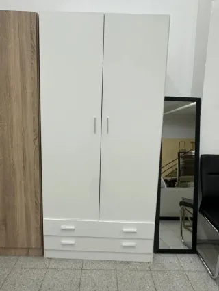 Armario blanco y madera con cajones