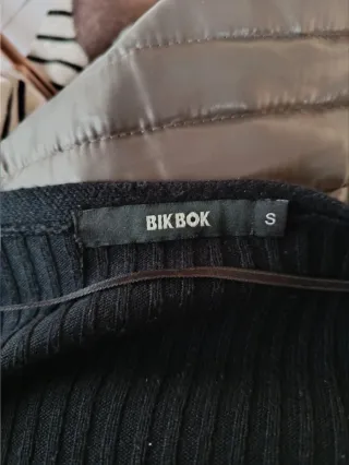 Cárdigan corto negro con lazada