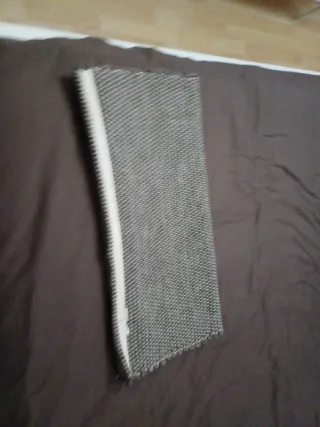Alfombra tejida marrón y gris