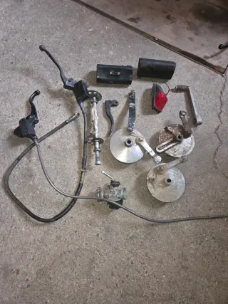 Lote piezas moto: carburador, frenos, etc.
