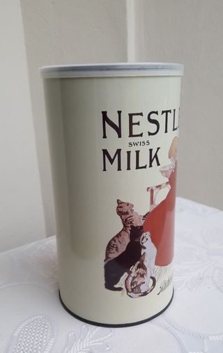 Lata Nestlé vintage diseño de Théophile Steinlen