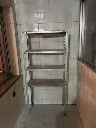 Estantería metálica gris