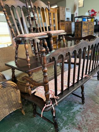 Conjunto mesa, banco y sillas rústicas
